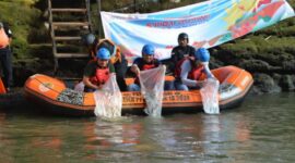 Bertepatan dengan Hari Sungai Nasional yang dirayakan setiap tanggal 27 Juli, PT PGN Tbk mengangkut sebanyak 7,9 ton sampah dari Sungai Ciliwung. (Dok. PT PGN Tbk)