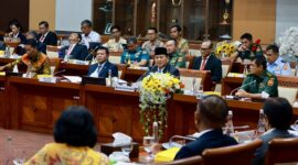 Menteri Pertahanan Prabowo Subianto berpamitan kepada jajaran ketua serta anggota Komisi I DPR RI saat menghadiri rapat bersama di gedung DPR. (Dok. Tim Media Prabowo)

