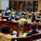 Menteri Pertahanan Prabowo Subianto berpamitan kepada jajaran ketua serta anggota Komisi I DPR RI saat menghadiri rapat bersama di gedung DPR. (Dok. Tim Media Prabowo)

