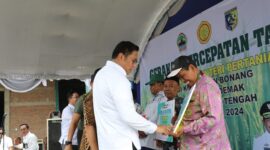 Wakil Menteri Pertanian (Wamentan) Sudaryono melakukan penanaman padi di salah satu ladang persawahan di Kabupaten Jepara, Jawa Tengah. (Dok. Kementan)