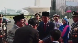 Wakil Presiden Terpilih Periode 2024 - 2029 Gibran Rakabuming Raka ikut menyambut langsung kedatangan Jokowi beserta Ibu Iriana Joko Widodo saat keduanya di Monas. (Dok. Tangkapan Layar Video)