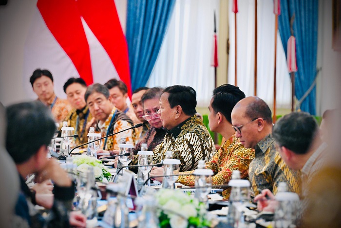 Presiden RI Prabowo Subianto menerima kunjungan para pengusaha dari grup-grup besar Korea Selatan di Istana Merdeka. (Facebook.com @Setkab RI)